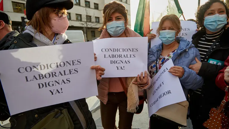 Manifestación de las trabajadoras del sector de residencias de mayores y dependientes en protesta por el bloqueo en la negociación del primer convenio colectivo del sector, en una jornada de huelga pero con servicios mínimos del 100 %. IÑIGO ALZUGARAY
