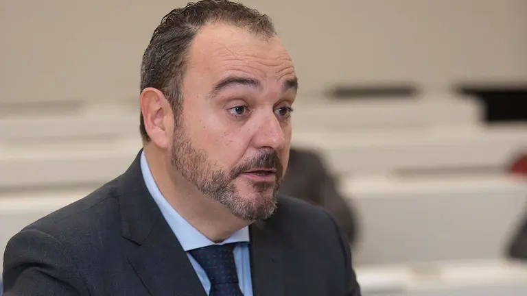 Juan Pablo Colmenarejo defendiendo su tesis en la Universidad de Navarra. UNIVERSIDAD DE NAVARRA