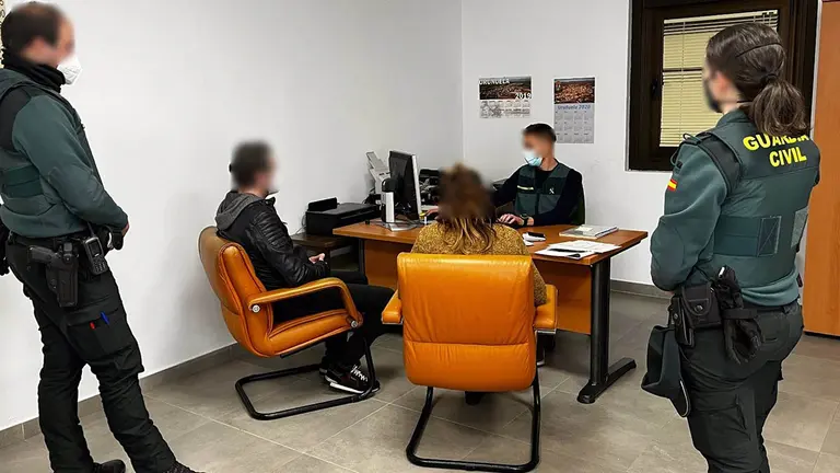 Tres detenidos en La Rioja por estafar casi 150.000 euros utilizando datos de opositores - GUARDIA CIVIL DE LA RIOJA