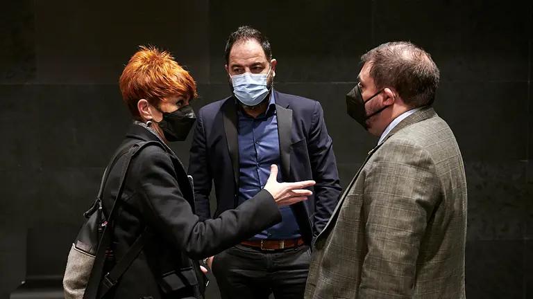 Bakartxo Ruiz de EH Bildu habla con Ramón Alzórriz y Unai Hualde antes de comenzar el pleno. PABLO LASAOSA