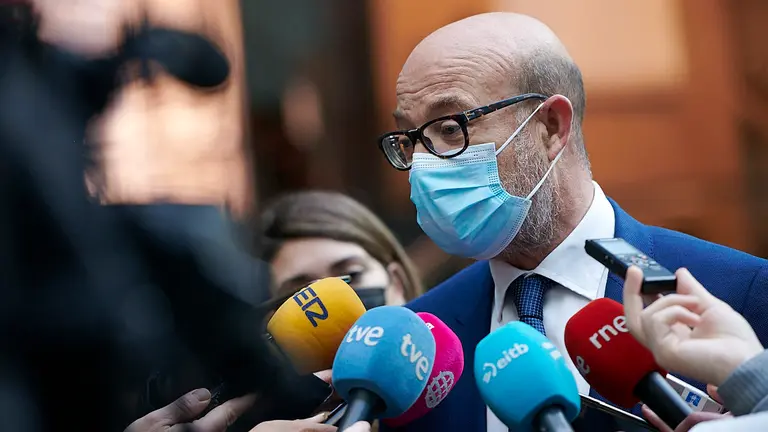 José Suarez, del PP de Navarra, hace declaraciones a los medios de comunicaciíon. PABLO LASAOSA