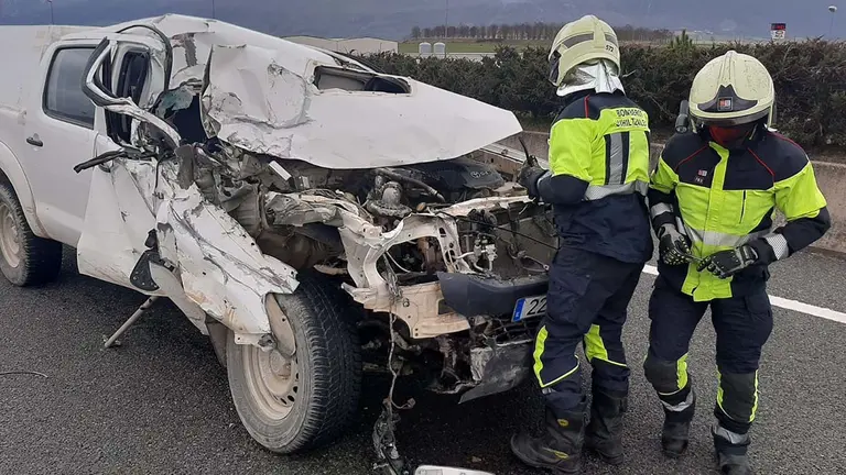 Accidente entre todoterreno y camión en la A-21 a la altura de Zulueta. BOMBEROS DE NAVARRA