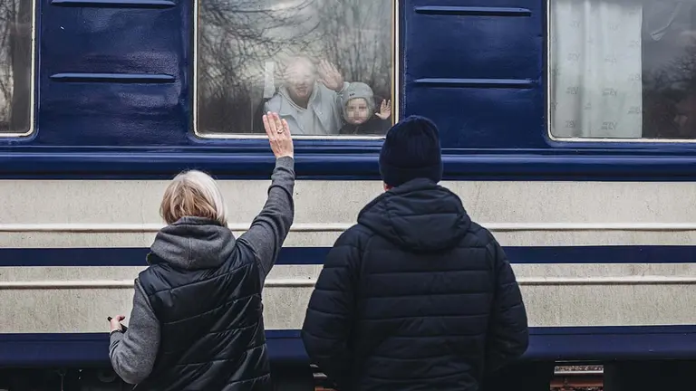 Unos abuelos en la estación de tren de Lisichansk despiden a su nieto que se va al oeste de Ucrania. Diego Herrera / Europa Press