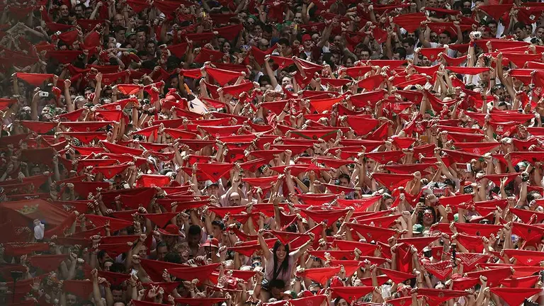 Cientos de personas bailan con sus pañuelos al aire tras el lanzamiento este mediodía en la Plaza del Ayuntamiento de Pamplona del tradicional Chupinazo con el que se ha dado inicio a las fiestas de los Sanfermines 2017. EFE/Jesús Diges