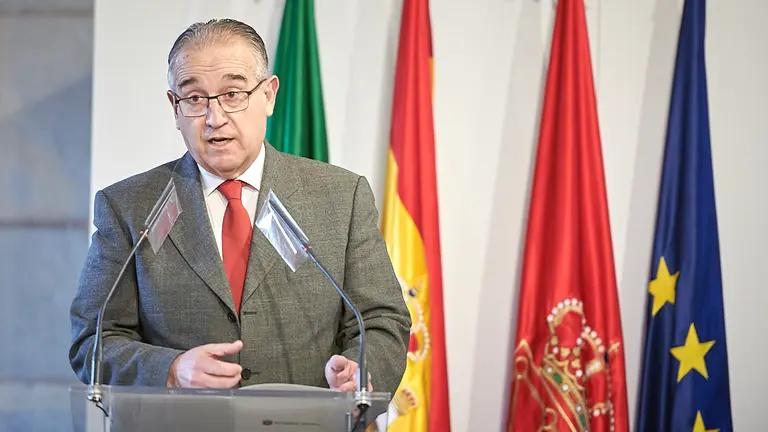 Enrique Maya, participa en un homenaje del Ayuntamiento al personal municipal jubilado en 2021. PABLO LASAOSA