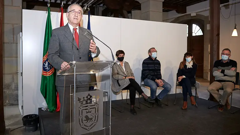 Enrique Maya, participa en un homenaje del Ayuntamiento al personal municipal jubilado en 2021. PABLO LASAOSA