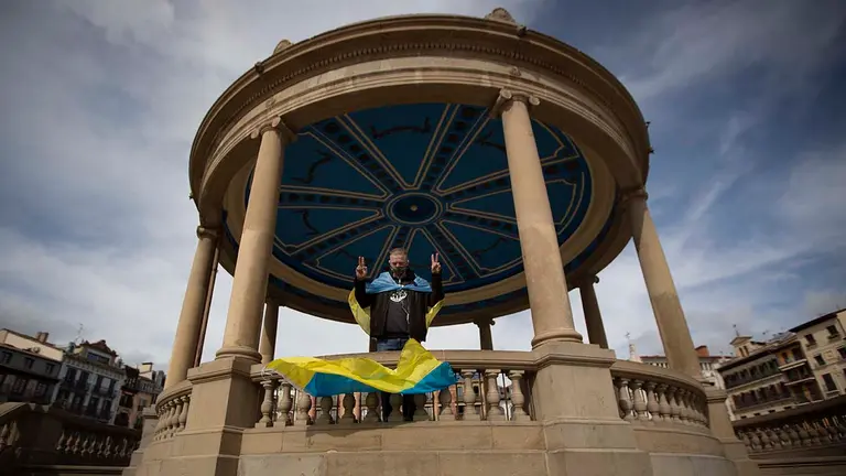 Un grupo de ucranianos se concentra en la Plaza del Castillo de Pamplona. EFE/ Villar López