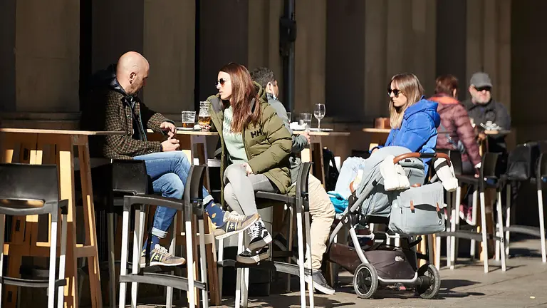 Varias personas disfrutan de las terrazas en Pamplona. PABLO LASAOSA
