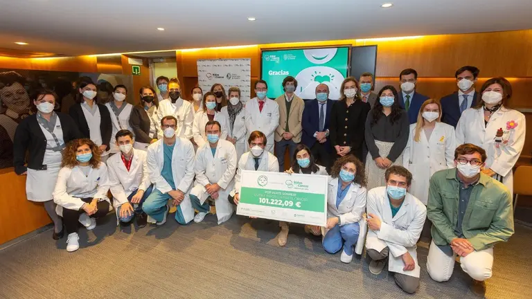 Investigadores del Cima, especialistas y miembros del consejo de dirección de la Clínica, con el promotor y colaboradores de la iniciativa. MANUEL CASTELLS