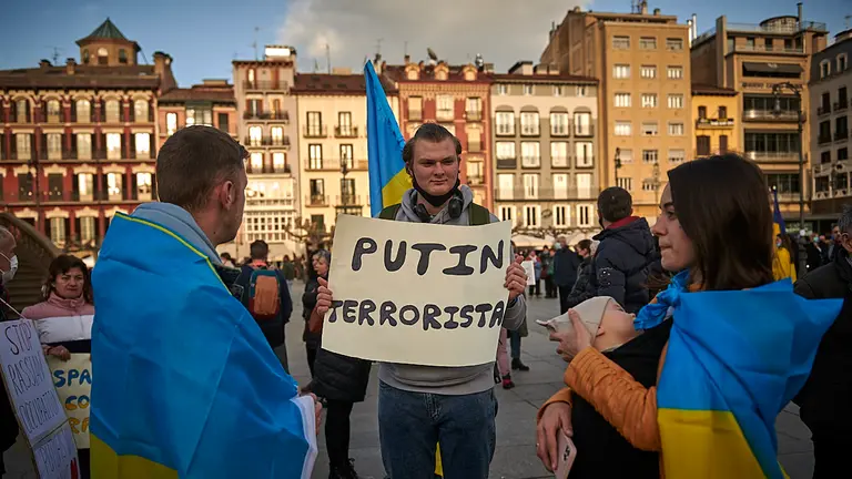 Cientos de personas se concentran en la Plaza del Castillo de Pamplona en apoyo a Ucrania ante la invasión de Rusia PABLO LASAOSA