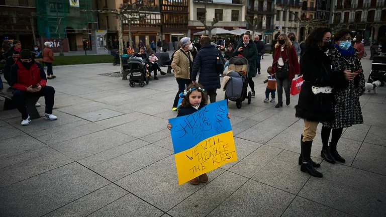 Cientos de personas se concentran en la Plaza del Castillo de Pamplona en apoyo a Ucrania ante la invasión de Rusia PABLO LASAOSA