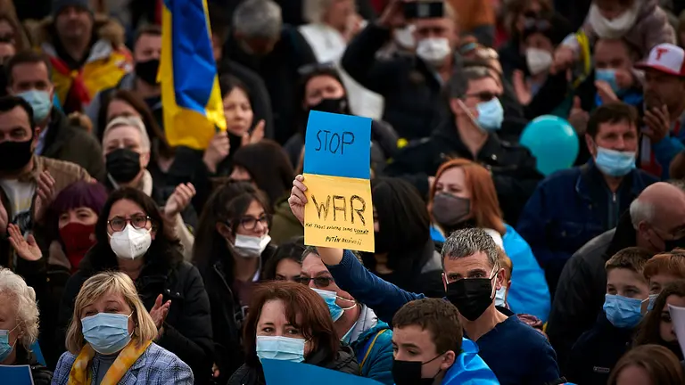 Cientos de personas se concentran en la Plaza del Castillo de Pamplona en apoyo a Ucrania ante la invasión de Rusia. PABLO LASAOSA