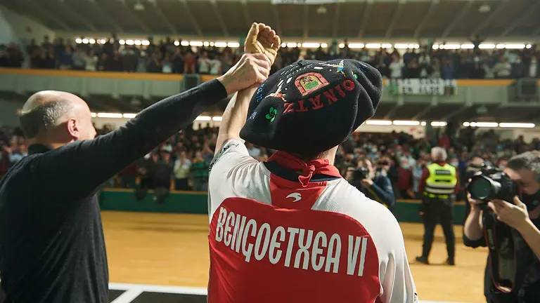 Oinatz Bengoetxea VI se despide en el frontón Labrit con su último partido. PABLO LASAOSA