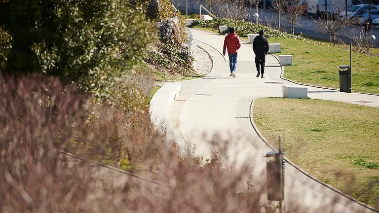 Dos personas caminan por un parque de Pamplona. PABLO LASAOSA