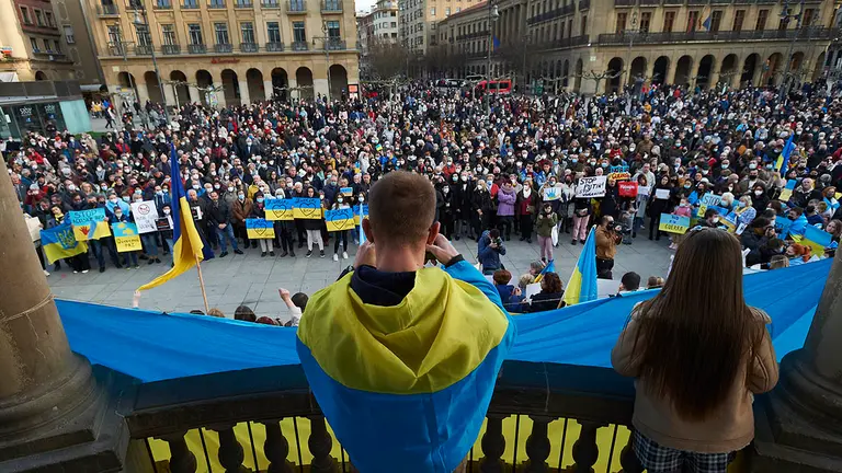 Centenares de personas han rechazado este sábado en Pamplona la invasión militar de Rusia en Ucrania, han pedido solidaridad con este país y su ciudadanía, y han llenado la céntrica Plaza del Castillo de gritos contra el "dictador" presidente ruso. EFE/Iñaki Porto
