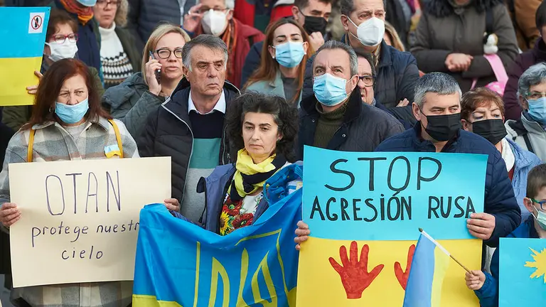 PAMPLONA, 26/02/2022.- Centenares de personas han rechazado este sábado en Pamplona la invasión militar de Rusia en Ucrania, han pedido solidaridad con este país y su ciudadanía, y han llenado la céntrica Plaza del Castillo de gritos contra el "dictador" presidente ruso. EFE/Iñaki Porto
