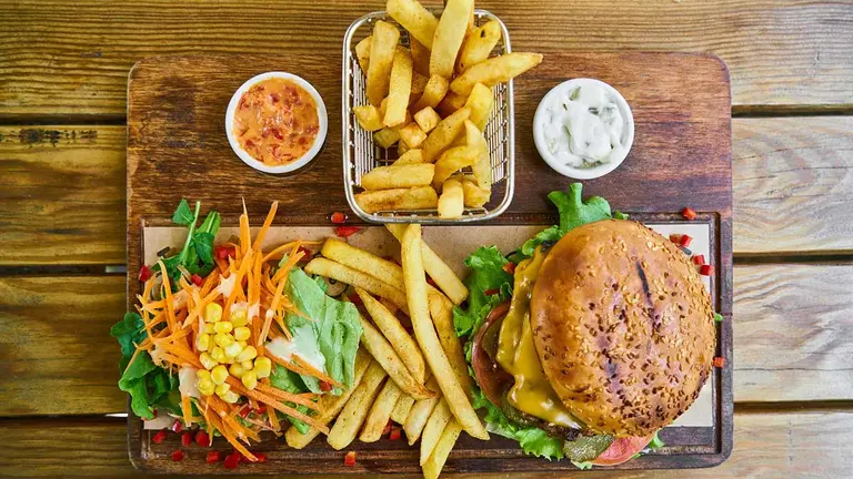 Una hamburguesa con patatas fritas. ARCHIVO