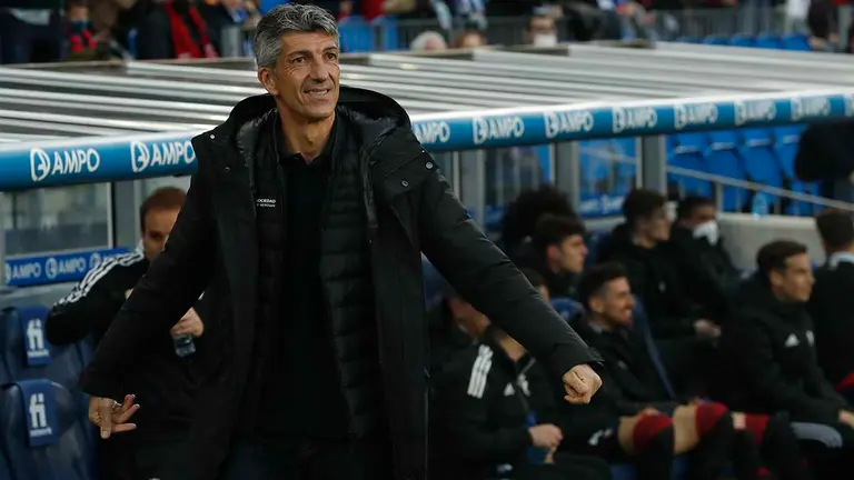 El entrenador de la Real Sociedad Imanol Alguacil (i) al inicio del partido de Liga que disputan ante el Osasuna, en el estadio Reale Arena de San Sebastian. EFE/ Javier Etxezarreta