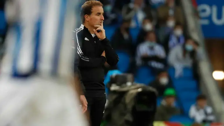 El técnico de Osasuna, Jagoba Arrasate, durante el encuentro correspondiente a la jornada 26 de primera división que disputan hoy domingo frente a la Real Sociedad en el Reale Arena de San Sebastián. EFE / Javier Etxezarreta.