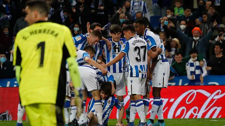 Los jugadoes de la Real Sociedad celebran el gol de su compañero David Silva ante el Osasuna, durante el partido de Liga en Primera División que disputan este domingo en el estadio Reale Arena, en San Sebastian. EFE/Javier Etxezarreta