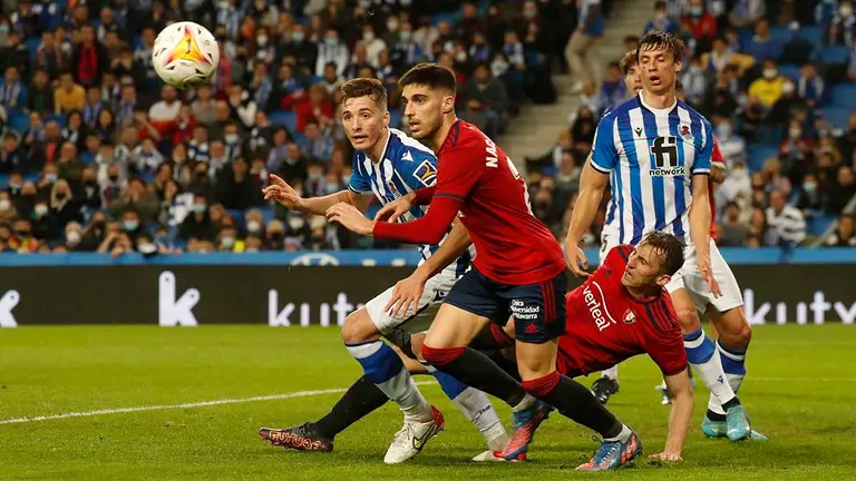 El defensa de Osasuna Nacho Vidal (2-i) pelea un balón con Jon Pacheco (i), de la Real Sociedad, durante el partido de Liga en Primera División que disputan este domingo en el estadio Reale Arena, en San Sebastian. EFE/Javier Etxezarreta