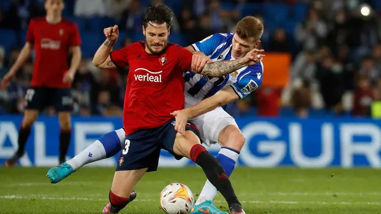 El defensa de Osasuna, Juan Cruz (i), disputa el balón ante el delantero noruego de la Real Sociedad, Alexander Sorloth, durante el encuentro correspondiente a la jornada 26 de primera división disputado hoy domingo en el Reale Arena de San Sebastián. EFE / Javier Etxezarreta.