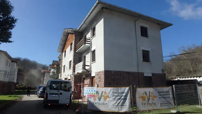 28-02-2022 Casa de Camineros de Oronoz-Mugairi..

El departamento de Ordenación del Territorio, Vivienda, Paisaje y Proyectos Estratégicos del Gobierno de Navarra ha iniciado un nuevo proyecto para la rehabilitación de cuatro viviendas del antiguo parque de Camineros situadas en Oronoz-Mugairi, todas ellas adscritas al Fondo Foral de Vivienda Social administrado por Nasuvinsa y que tiene por objeto atender las necesidades de personas que se encuentren en situación de riesgo de exclusión social.

SOCIEDAD ESPAÑA EUROPA NAVARRA
GOBIERNO DE NAVARRA
