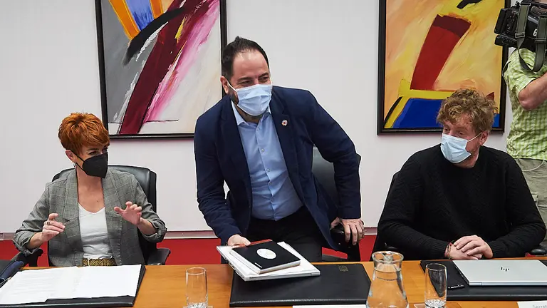 Ramón Alzórriz junto a Bakartxo Ruiz y Maiorga Ramírez en la Mesa y Junta de Portavoces. PABLO LASAOSA