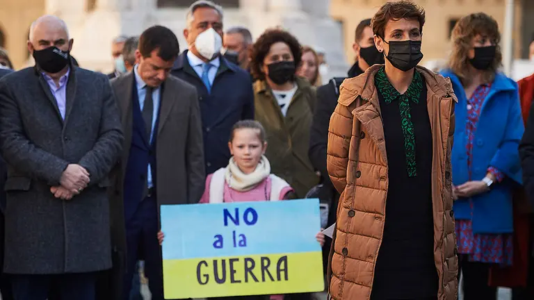 Concentración y lectura de una declaración institucional por parte del Gobierno de Navarra y el Parlamento por el cese de la invasión rusa de Ucrania. PABLO LASAOSA 
