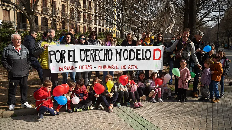 Concentración en apoyo a los representantes de los ayuntamientos y familias de Beriain, Tiebas y Muruarte de Reta después de exponer en el Parlamento su situación respecto a la posibilidad de que sus hijos e hijas puedan estudiar en el modelo D de inmersión lingüística en euskera, y sus propuestas para la modificación del mapa escolar. PABLO LASAOSA