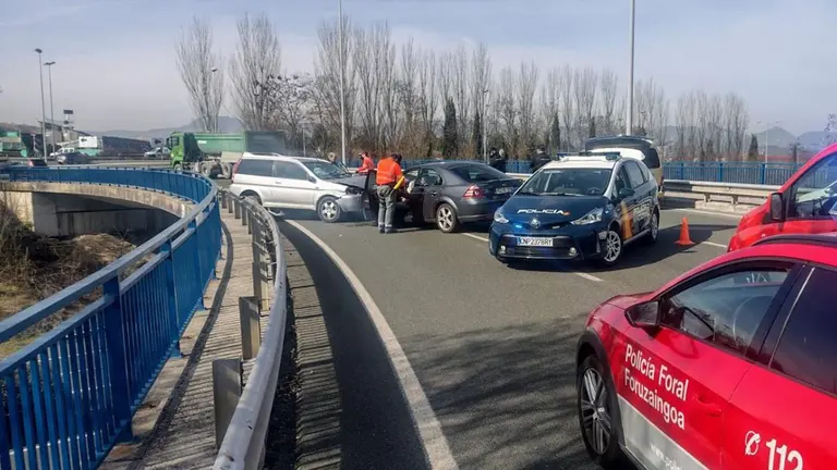 Accidente por colisi&oacute;n frontal en la PA-30, donde uno de los coches conduc&iacute;a en sentido contrario POLIC&Iacute;A FORAL