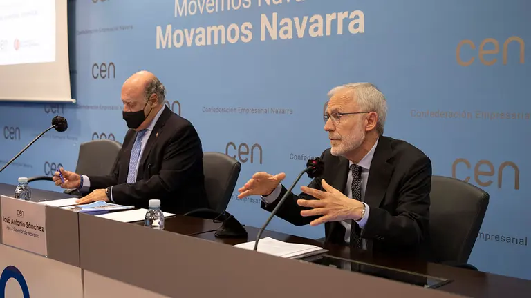 El Fiscal Superior de Navarra, José Antonio Sánchez (d) y el presidente del Tribunal Superior de Justicia, Joaquín Galve, durante la apertura este martes en Pamplona la I Jornada formativa sobre el análisis y tratamiento del fenómeno delincuencial de las bandas juveniles violentas que ha organizado la Policía Nacional en colaboración con la Confederación Empresarial de Navarra y la Fundación Policía Española. EFe/Villar López