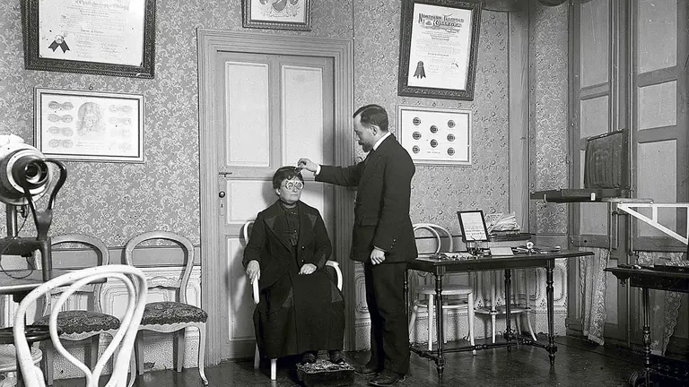 Luis Rouzaut en su consulta graduando la vista a su madre Marie (Foto Luis Rouzaut, cortesía de la familia).