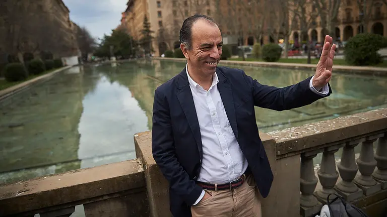 El Diputado de Navarra Suma, Carlos García Adanero, atiende a los medios de comunicación tras ratificarse la expulsión del partido por dos años y medio. PABLO LASAOSA