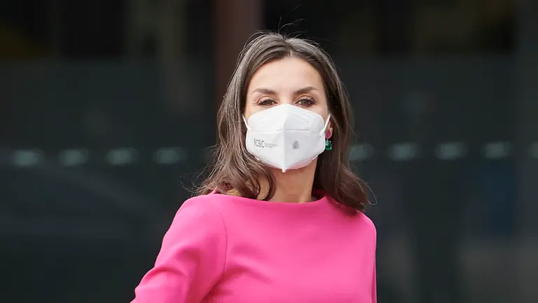 El Rey Felipe y Letizia en su llegada a la entrega de las Medallas de Oro de Bellas Artes 2020. PABLO LASAOSA
