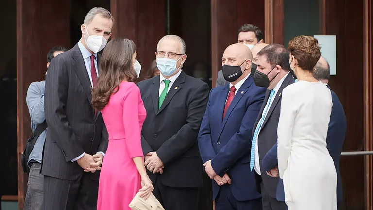 El Rey Felipe y Letizia en su llegada a la entrega de las Medallas de Oro de Bellas Artes 2020. PABLO LASAOSA