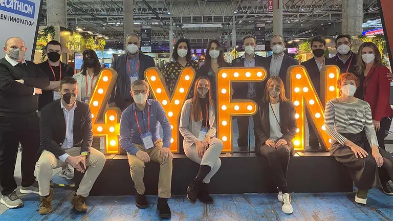 La directora general Uxue Itoiz y la coordinadora de CEIN, María Sanz de Galdeano con representantes de las 8 empresas navarras en el Mobile World Congress 2022. GOBIERNO DE NAVARRA