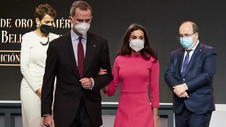 Los Reyes, Don Felipe y Doña Letizia, la presidenta de Navarra, María Chivite, y el ministro de Cultura y Deporte, Miquel Iceta, en la entrega de las Medallas de Oro de las Bellas Artes 2020 en Pamplona, el 2 de marzo de 2022.
EDUARDO SANZ-EUROPA PRESS
02/3/2022