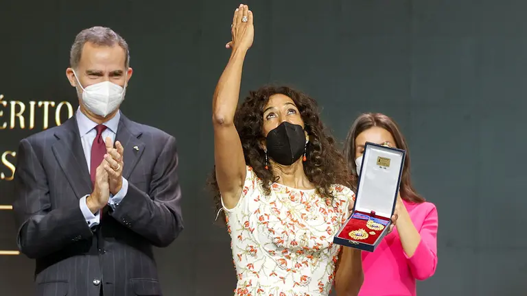 La cantante Rosario Flores agradece los aplausos tras recibir la Medalla de Oro al Mérito en las Bellas Artes 2020 de manos de los reyes Felipe VI y Letizia. EFE/Javier Etxezarreta