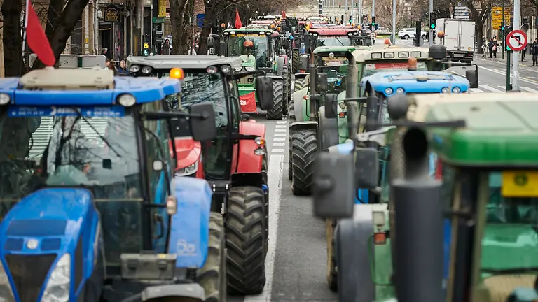 Cientos de tractores recorren el centro de Pamplona en una manifestación convocada por UAGN, UCAN y EHNE. PABLO LASAOSA