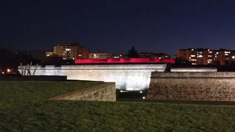 El Caballero Dominante de la Ciudadela estrena iluminación esta noche y lo hará de rojo para celebrar el tercer peldaño de la escalera sanferminera. AYUNTAMIENTO DE PAMPLONA