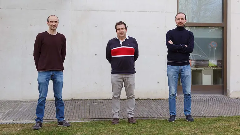 De izquierda a derecha, los investigadores Iñigo Ederra, Jorge Teniente y Juan Carlos Iriarte en el campus de la UPNA. CEDIDA