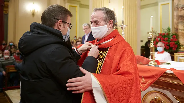 Tercer peldaño de la tradicional Misa de la Escalera de San Fermín. PABLO LASAOSA