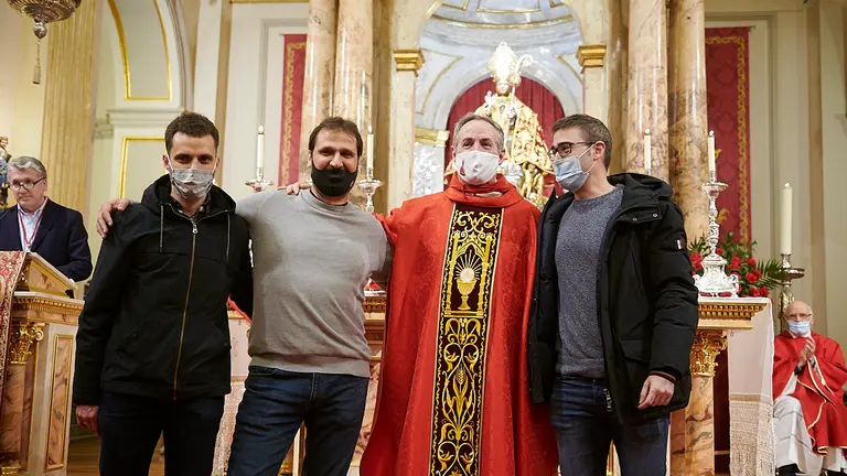 Tercer peldaño de la tradicional Misa de la Escalera de San Fermín. PABLO LASAOSA