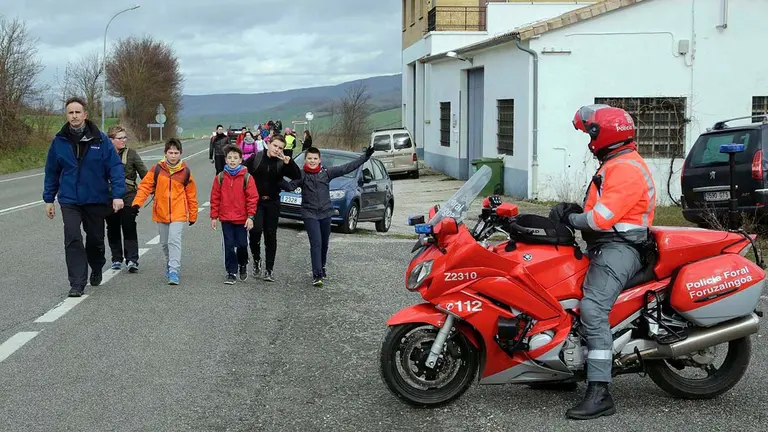 Un agente de la Policía Foral vigila a un grupo de peregrinos durante la Javierada. CEDIDA