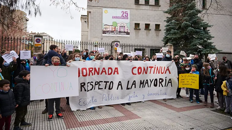 Concentración de un grupo de padres del colegio San Juan de la Cadena para reclamar la jornada continua. PABLO LASAOSA