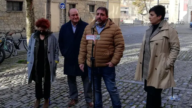 El presidente del PNV de Navarra, Unai Hualde, acompa&ntilde;ado por el presidente del PNV, Andoni Ortuzar - EUROPA PRESS