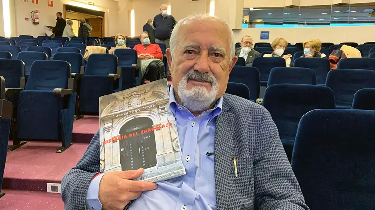 Jesús Elso Tartas con el libro escrito sobre el Chanclazo. Navarra.com