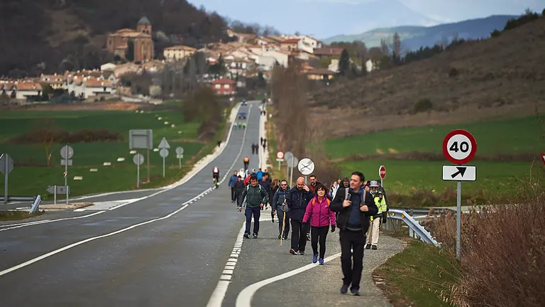 Cientos de personas peregrinan hacia Javier durante la primera javierada de 2022. PABLO LASAOSA