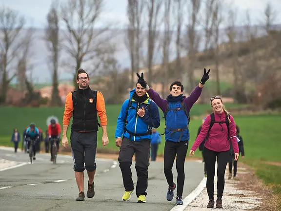 Cientos de personas peregrinan hacia Javier durante la primera javierada de 2022. PABLO LASAOSA